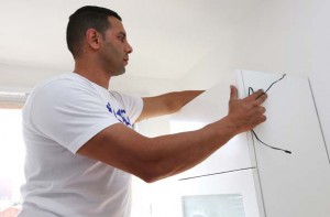 L’installation de l’éclairage à LED sous meuble nécessite le passage d’une alimentation électrique par le vide sanitaire prévu à cet effet et situé derrière le meuble.