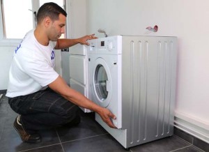 Lors de l’élaboration du plan de cette cuisine, Ixina a opté pour un lave-linge séchant Whirlpool un appareil double fonction, astucieux et pratique compte tenu de la petite surface de la pièce. Intégré entre deux meubles, le poseur a volontairement laissé quelques millimètres de battement de chaque côté de l’appareil afin de pouvoir le sortir et le rentrer facilement en cas de problème (panne, fuite d’eau...). Il faut aussi savoir que les vibrations engendrées lors de l’essorage peuvent endommager les champs laqués des meubles, d’où la nécessité de laisser ces espaces. 