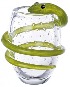 Vase « Snake » en verre soufflé. Hauteur 23 cm. 540 €  (www.nowshome.fr).    