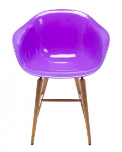 Chaise Forum Wood Purple Kare Design piètement hêtre, coque en abs (159 €).   