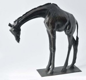 Rembrandt Bugatti (1885-1916) « Grande girafe tête basse » en bronze patiné vert sombre. Modèle créé en 1909-1910. Hauteur : 65 cm, Longueur : 70 cm, Largeur : 20 cm. Signée R.Bugatti, datée 1911 et numérotée (850.000-950.000 €). © Christie’s Limited 2014 