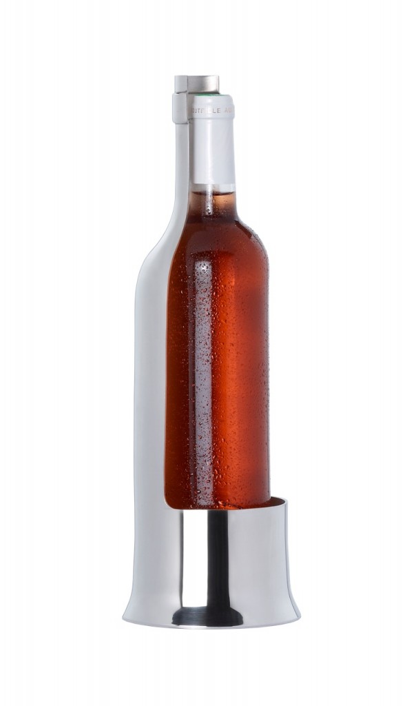 D-Vin BÖttle épouse littéralement la bouteille de vin. Sa découpe est conçue pour un service pratique et élégant. L’étiquette de votre cru est mise en valeur sans se décoller, contrairement à une bouteille mise directement dans un seau à glace. Hauteur : 37 cm, Ø 12 cm, poids 1,3 kg (396 €).