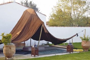 Située dans le jardin, cette tente réalisée en poils de chèvre provient du Maroc, tout comme les jarres en terre cuite et les lanternes.