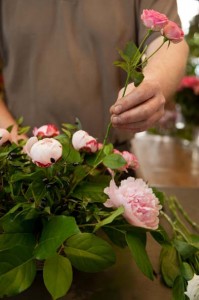 Répartissez les fleurs de façon harmonieuse, en évitant une accumulation de fleurs identiques ou de forme identiques à un endroit. Agencez les tiges les unes après les autres.