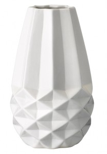 Vase oblong « Bloomingville » en porcelaine blanche. Diamètre 12cm x hauteur 20cm, 19,50 € (www.twicy-store.com). 