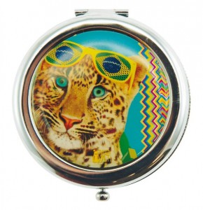 Miroir de poche en métal, Ø 6,5 x 1 cm (9 €). 