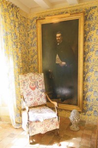 Dans un coin de la bibliothèque, cet autoportrait de Lionel Royer a été acheté à l’hôtel Drouot. 