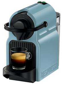 Machine à dosettes Nespresso Inissia à capsules, 19 bars, éjection automatique de la capsule dans le réservoir, fonction automatique pour la mémorisation de la quantité de café, 1 tasse, arrêt automatique, 1200 watts, 99 €.