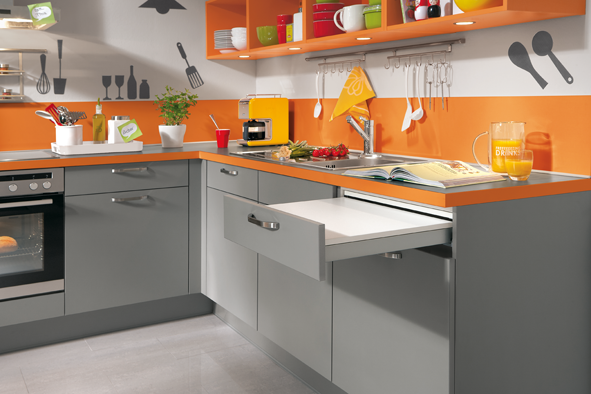 Le orange en tranches...et un plan de travail rétractable pour une cuisine à vivre au quotidien !