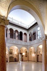 Le patio couvert surprend par ses dimensions. Ses grandes arcades soutenues par des colonnes en marbre rose de Vérone évoquent les villas italiennes de la Renaissance. Les collections qui s’y trouvent datent de l’époque médiévale et Renaissance. 