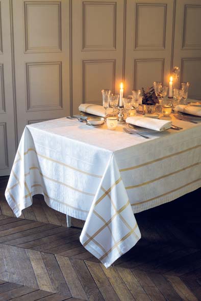 Garnier-Thiebaut. Nappe « Tuileries Or », 100 % coton, 172 x 172 cm, 196 € (www.garnier-thiebaut.fr). 