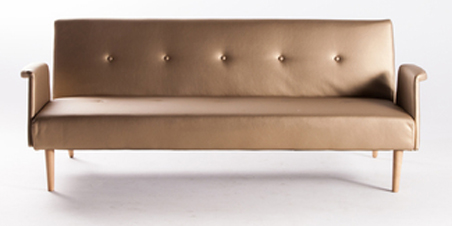 Kaligrafik. Canapé Paddy, convertible, structure en pin, revêtement simili cuir doré, L 196 × H 78 × P 84 cm, 388 € (www.delamaison.fr). 