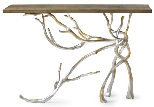 Delisle. Console structure bronze ciselé doré à la feuille d’or blanc et d’or jaune, plateau bois gainé de parchemin, L 140 × H 88 × P 40 cm, 27 974 € (www.delisle.fr). 