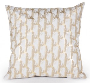 Made.com. Coussin « Novello », 60% polyester, 26% coton, 8% lin, 6% rayonne, L 50 × l 50 cm, 45 € (www.made.com/fr).