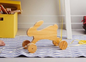 Fabriquer un lapin en bois sur roulettes