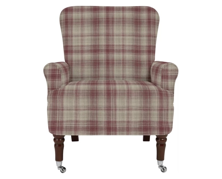 Un fauteuil tartan rouge invite à s’asseoir au coin du feu. Fauteuil « Glenmore » tissu William crandberry, 1050 €. (www.lauraashley.co). 