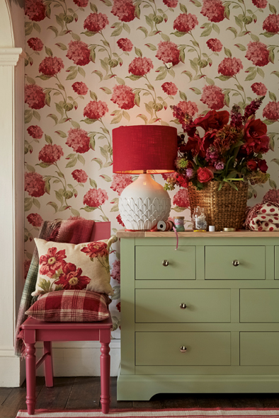 Peindre les murs en rouge d’une chambre donnera de l’énergie à la pièce. Cette couleur peut également être utilisée sur les accessoires et le vert sur les meubles. Papier peint « Hydrangea Cranberry », le rouleau (60 €). Commode « Herbe » Dorset (1725 €), chaise Dorset « Cranberry », la paire 710 € (www.lauraashley.co).