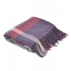 Plaid aux motifs tartan typiquement écossais, plaid « Lothian Check » lie de vin, 180 € 