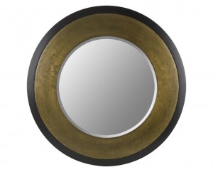 Un miroir placé en face d’une suspension permet d’apporter de la luminosité à une pièce. Miroir Cara, 360 € (www. lauraashley.co).