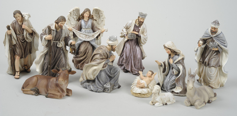 Santons Sainte-Thérèse, hauteur max. des 17 cm. Onze santons résine (Marie, Jésus, Joseph, 3 Rois Mages, ange Archange, âne, bœuf, mouton, berger (69,99 €). 