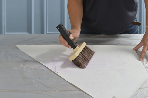 3 - Appliquer la colle au dos du papier peint.