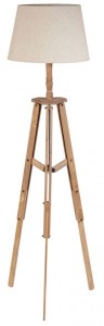 Sema Design. Lampadaire trépied en bois naturel, H150 cm, 120 € (www.semadesign-deco.fr). 