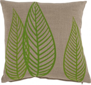 Athezza. Coussin « Feuilles vertes » en polyester. Dimensions 45x45cm. 25 € (www.athezza-hanjel.com). 