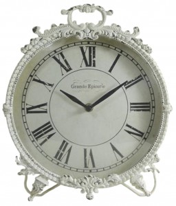 DecoChic.fr. Pendule à poser en métal « Grande épicerie » blanc antique. Diam.25/H29cm, 49,90 € (www.decochic.fr). 