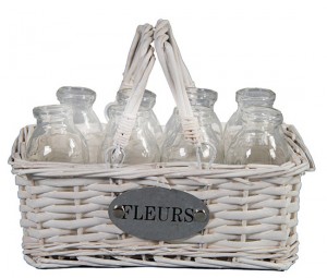 DecoChic.fr. Panier en osier avec 8 petites bouteilles en verre faisant office de vases, 14,90 € (www.decochic.fr).